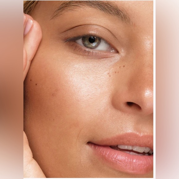 Vitamin Boost Plumping Primer
Advanced Moisture Complex Serum-Primer NIB - Picture 5 of 7